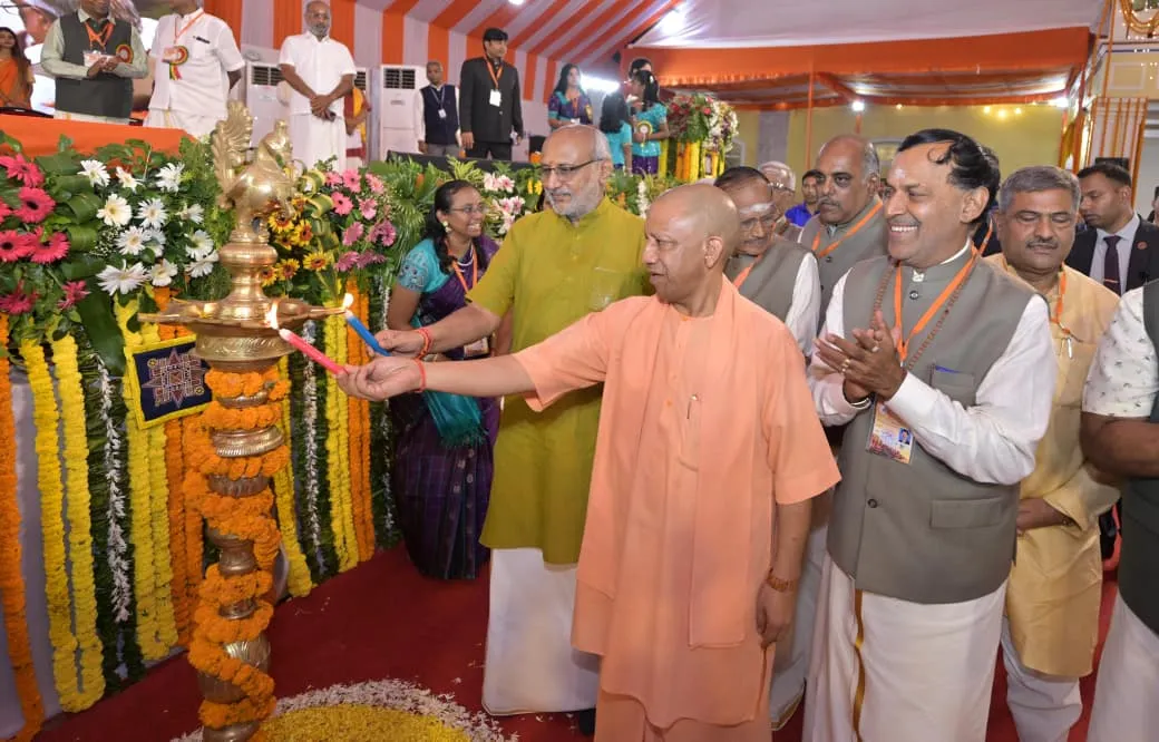 UP Desh ke uprashrapati Kashi Dham pahunche - 4