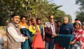 शीत ऋतु में मानवता की गर्माहट: वी हेल्थ ग्रुप ने मिर्जापुर ग्राम में निर्धन परिवारों को बांटे 100 कंबल