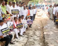 भाजपा ने गड्ढा बंद कराने की मांग को लेकर किया प्रदर्शन