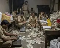 गैंगस्टर के घर से बोरियों में मिले दो करोड़ रुपए