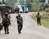 सेना ने मारे दो आतंकवादी, अन्य घेरे में