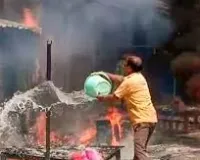 पटाखों की चमक बुझी मासूमियत की रोशनी 