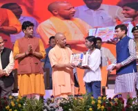 मोबाइल फोन की जगह अच्छी पुस्तकों में समय दें : योगी