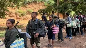 छत्तीसगढ़ के कांकेर में 70 नक्सलियों का आत्मसमर्पण