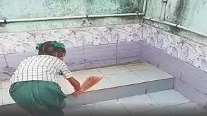 छात्राओं से टॉयलेट साफ कराने वाली वार्डन बर्खास्त