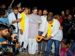 प्रशांत किशोर दिवाली के दिन भोजपुर जिले के गांव जवनिया में बाढ़ पीडितो से मिले
