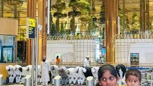 एयरपोर्ट के हाई सिक्योरिटी जोन में ही पढ़ने लगे नमाज