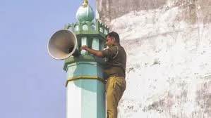 यूपी में मंदिरों और मस्जिदों से हटाए गए लाउडस्पीकर
