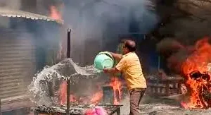 पटाखों की चमक बुझी मासूमियत की रोशनी 