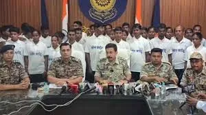 दंतेवाड़ा में नक्सलियों का बड़ा आत्मसमर्पण: 65 लाख के इनामी 37 माओवादी मुख्यधारा में लौटे