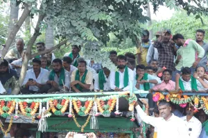 गन्ना किसानों का संघर्ष तेज, राजमार्ग जाम, विजयेंद्र ने रात भर दिया धरना