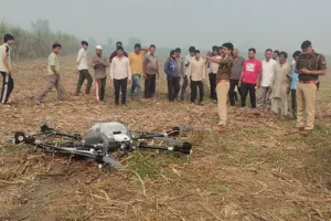 हापुड़ के गांव में गिरा सेना का विशालकाय ड्रोन  