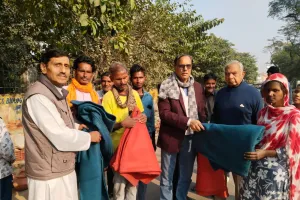 शीत ऋतु में मानवता की गर्माहट: वी हेल्थ ग्रुप ने मिर्जापुर ग्राम में निर्धन परिवारों को बांटे 100 कंबल