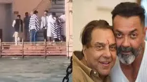 हरिद्वार में धर्मेंद्र की अस्थियों का गंगा में विसर्जन