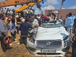 Karnataka के मंड्या में कार पलटने से एक ही परिवार के तीन लोगों की मौत