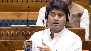 Sanchar Saathi ऐप पर बवाल! 