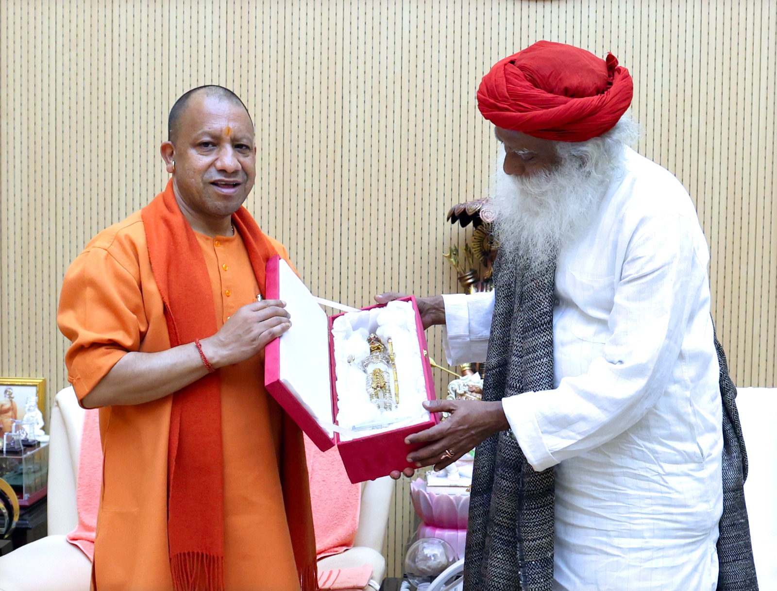Sadguru Jaggi Vasudev with Yogi - 1