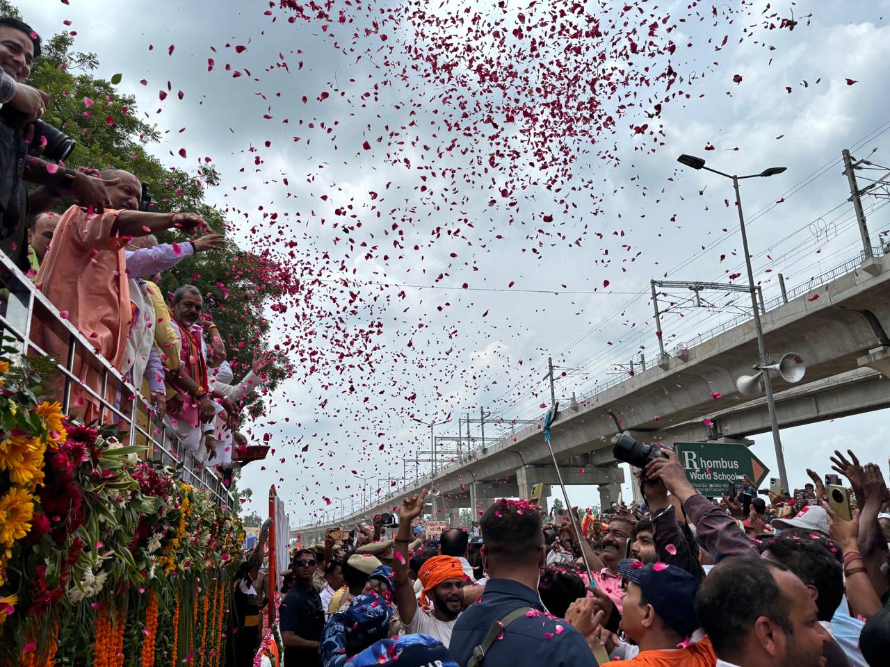 Kanwariyon par Pushp Varsha - 2
