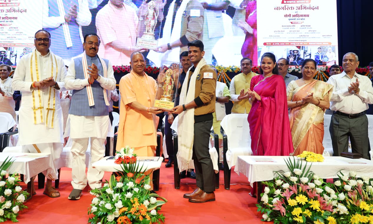 UP page Lead- CM Yogi with Shubhanshu Shukla - 4