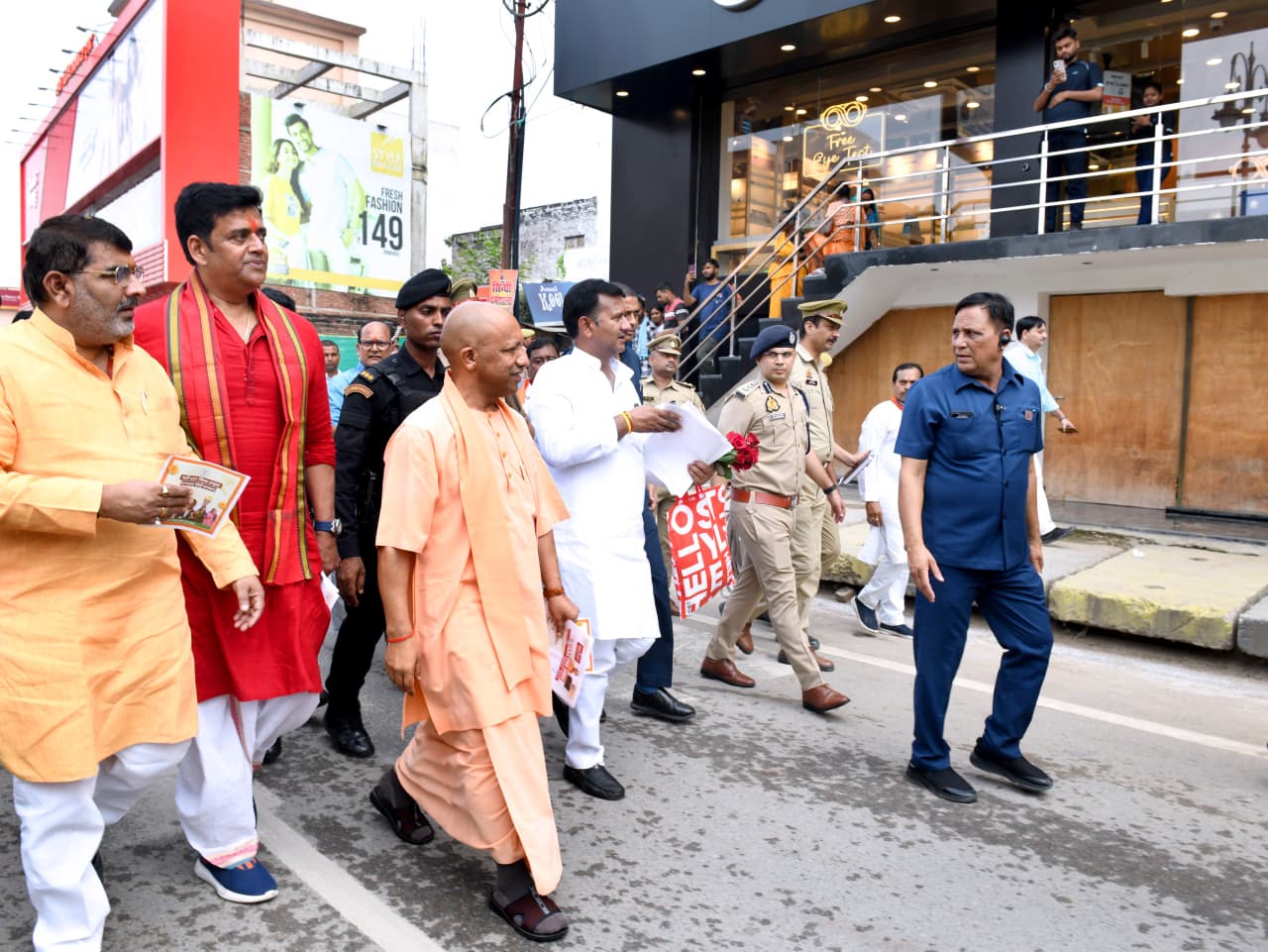 GST sudhar par CM Yogi Vyapariyon aur Geahkon se mile - 1