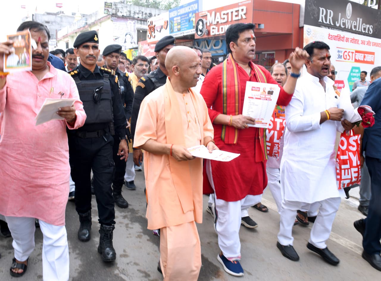 GST sudhar par CM Yogi Vyapariyon aur Geahkon se mile - 3