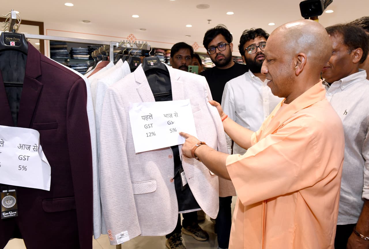 GST sudhar par CM Yogi Vyapariyon aur Geahkon se mile - 4