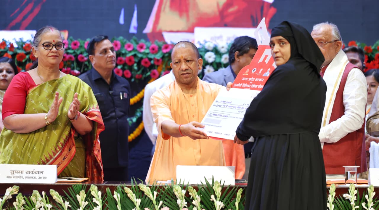 CM Yogi in Ujjwala Yojna Uphar - 1