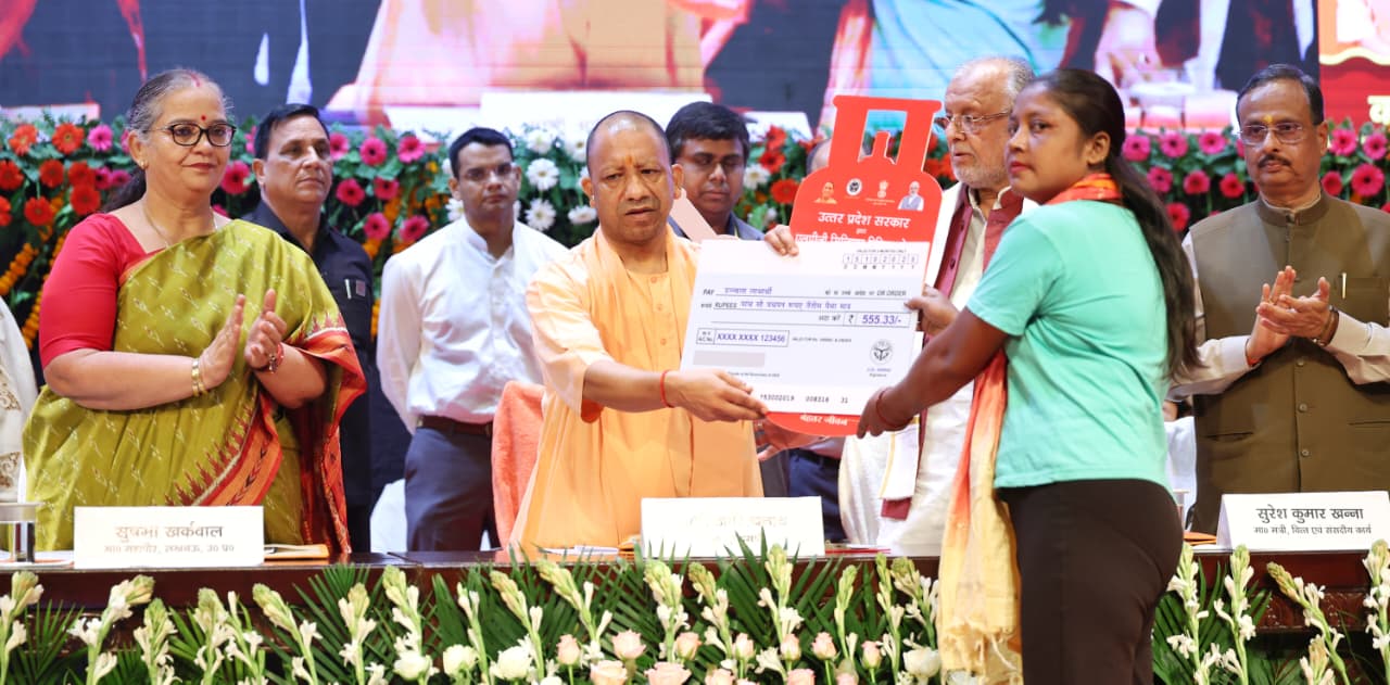 CM Yogi in Ujjwala Yojna Uphar - 3